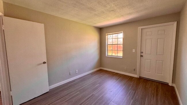 Building Photo - 141 NE 6th Ave