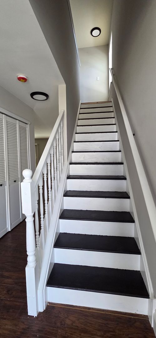 Building Photo - Charming 3-Bed Townhome in Sought-After Si...