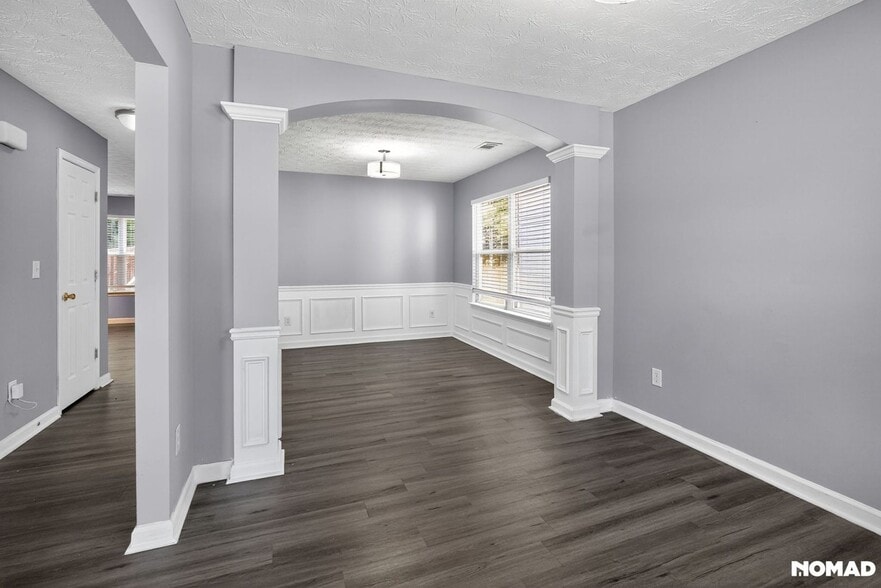 Building Photo - 9465 Lakeview Rd