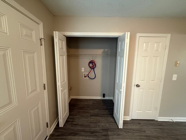 Building Photo - Spacious 2 Bedroom Duplex Near MTSU!