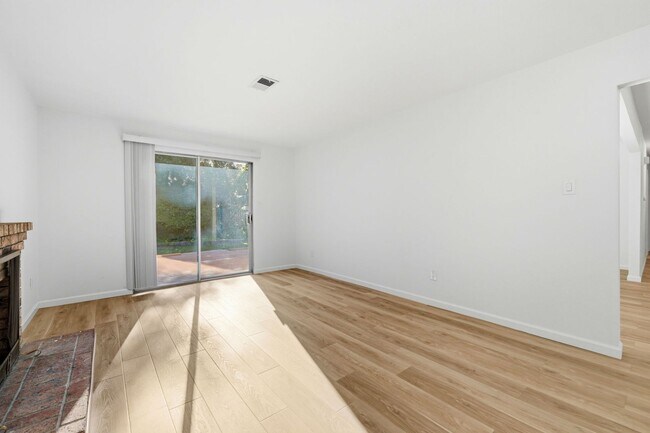 Building Photo - Spacious 4-bedroom 2-Bath in Desirable Area in Walnut Creek!