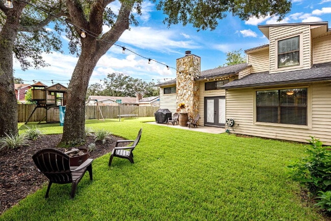 Building Photo - "Charming and Updated 3-Bed end unit townh...