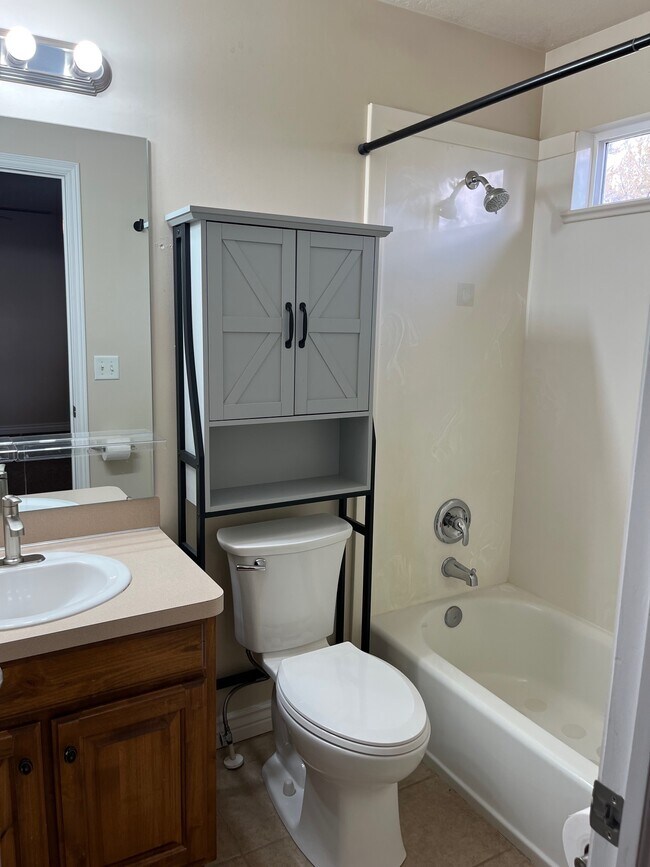 Building Photo - 262 1660 W