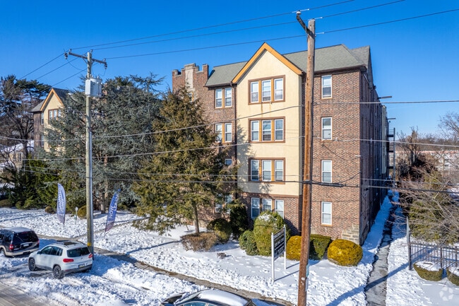 Building Photo - English Manor Apartments