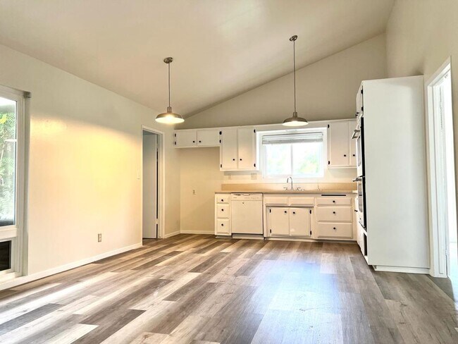Building Photo - 24360 Crestlawn St