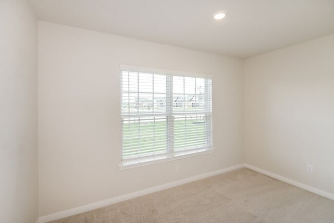 Building Photo - 425 Sunny Highlands Dr