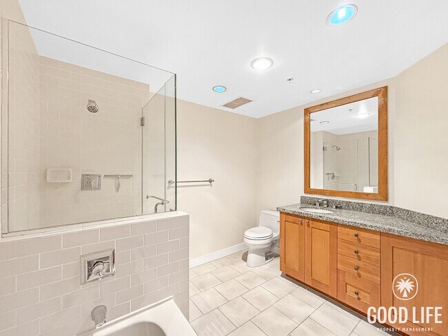 Building Photo - Sophisticated 1BD/2BA Condo in Marina District with City & Bay Views, Office & Resort-Style Ameni...