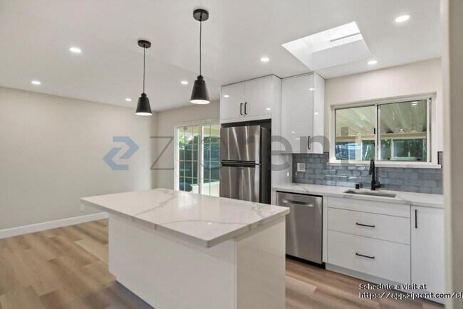 Building Photo - 1396 Saratoga Dr