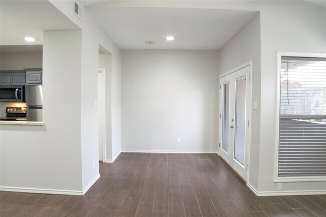 Building Photo - Newly Renovated Two Bedroom Condo in Oak Lawn