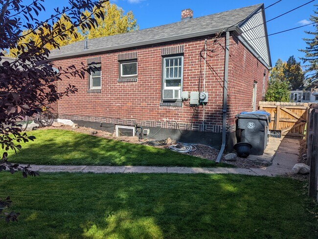 Shared Back Yard - 609 Randall Ave