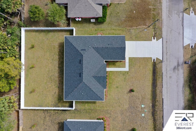 Building Photo - 71 Point of Woods Dr