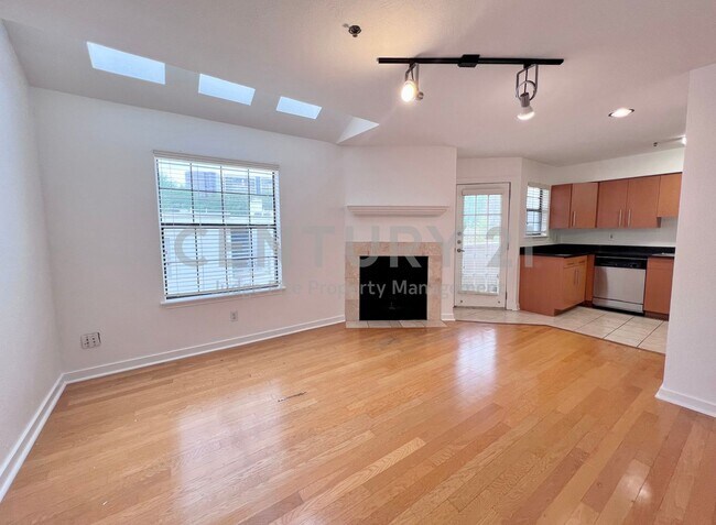 Building Photo - Beautiful 1/1.5 Condo in Dallas For Rent!