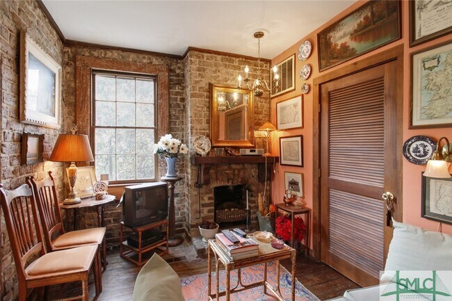 Building Photo - 427 E Jones Ln