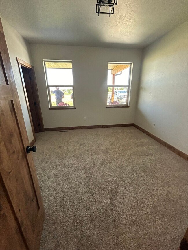 Building Photo - Beautiful Home in Rural Setting