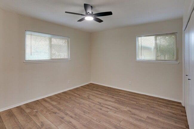 Building Photo - 2103 Pompton Dr