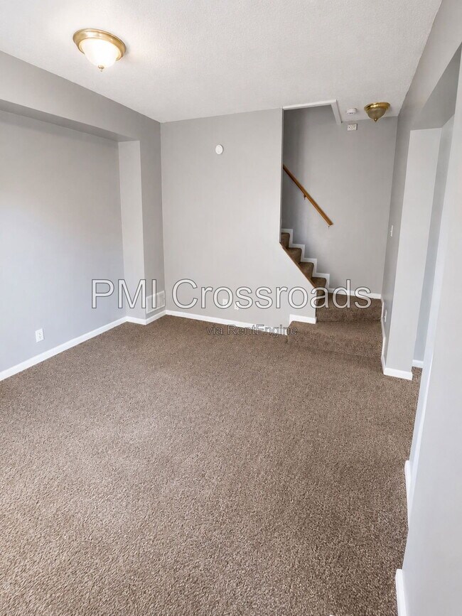 Building Photo - 153 S Cypress Ave