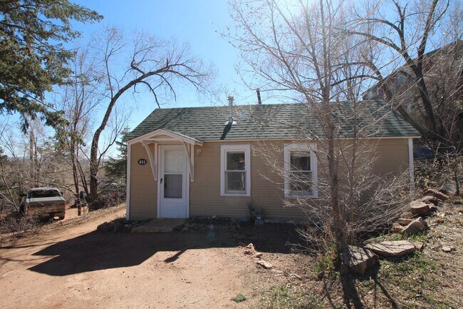 Building Photo - 831 Midland Ave