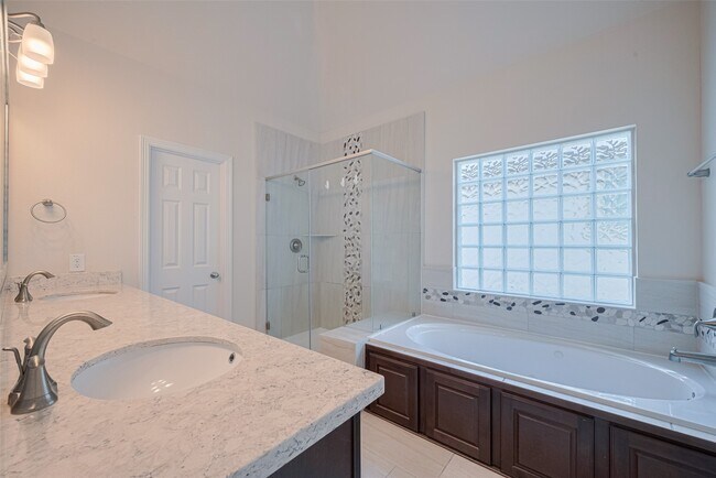 Building Photo - 10004 Spring Shadows Park Cir