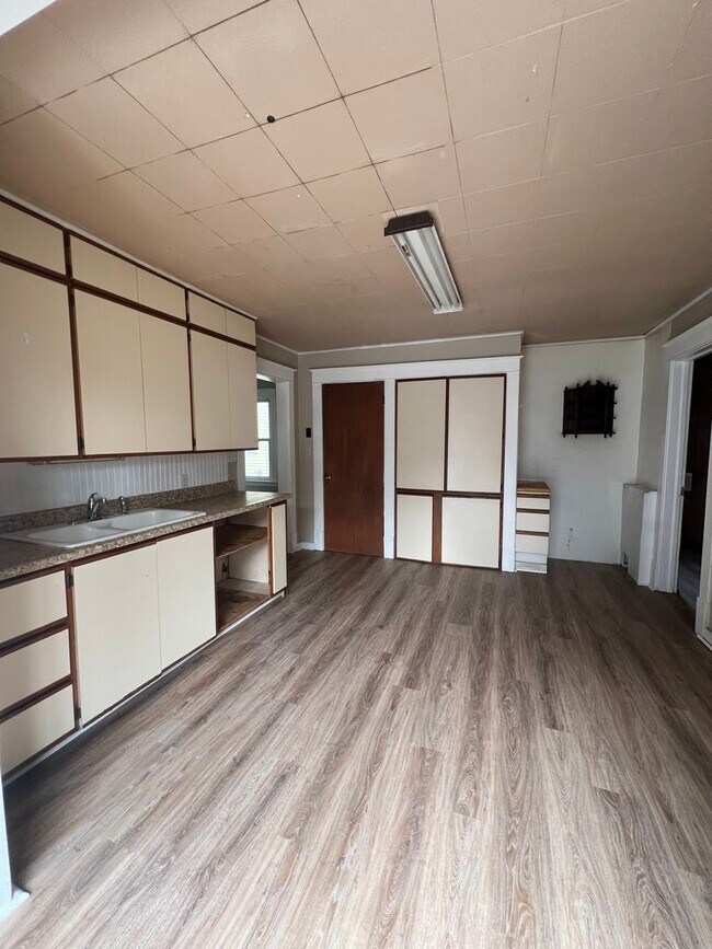 Building Photo - Spacious 4 Bedroom Southside Holland