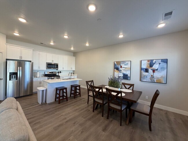 Building Photo - 5801 S Garnet Dr