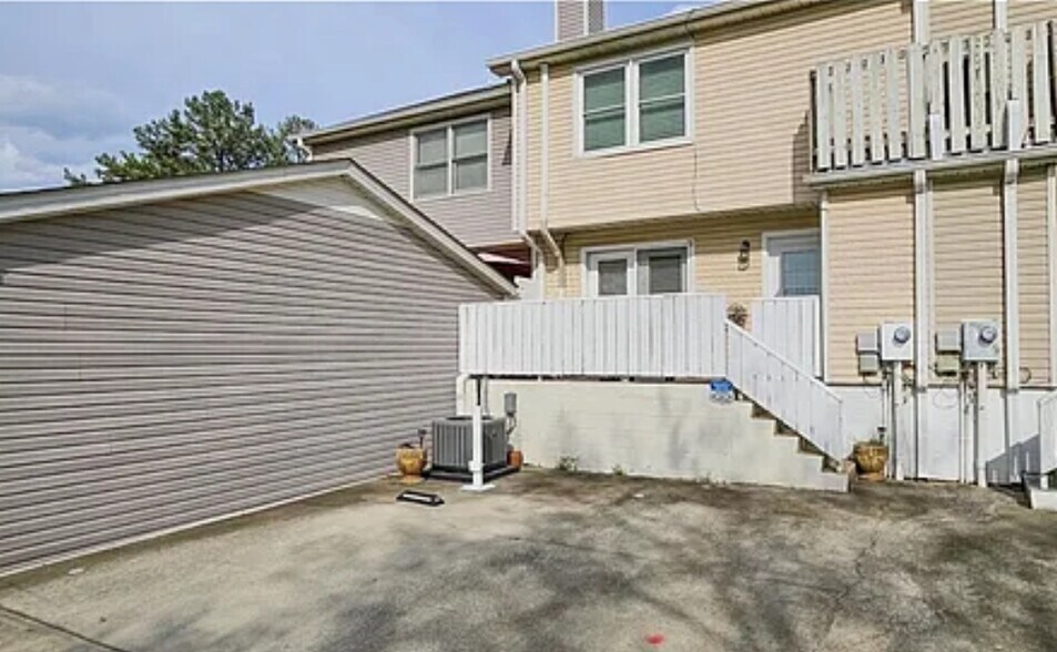 Building Photo - 21899 Williamsburg Dr