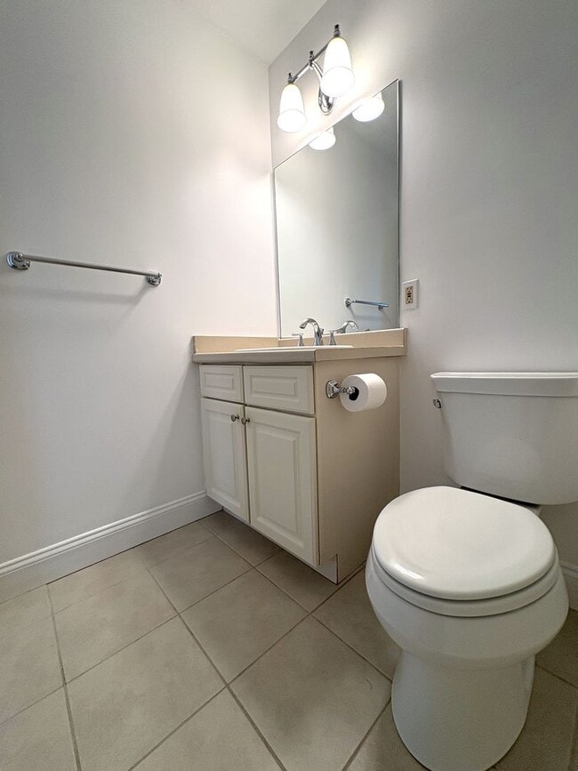 Building Photo - Completely updated 2 bed condo in desireab...