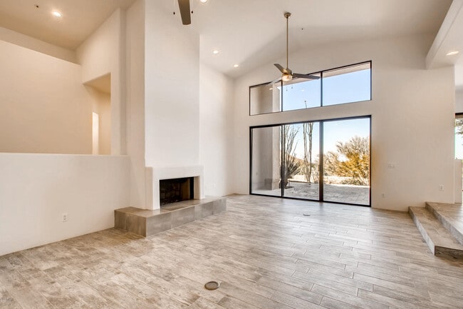 Building Photo - 11015 E Desert Vista Dr