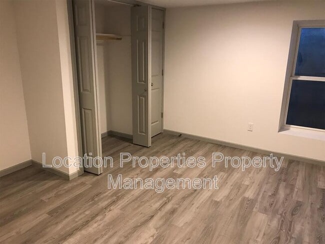 Building Photo - 1734 W 19th Terrace