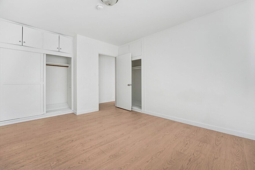 Building Photo - 10250-70 Palms