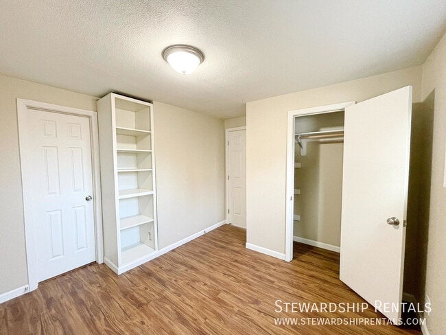 Building Photo - 325½ Schooling St.-