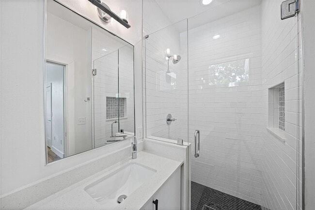 Building Photo - 600 W Odell St
