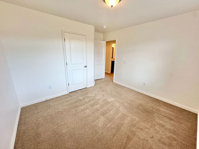 Building Photo - Desert Canyon Home!