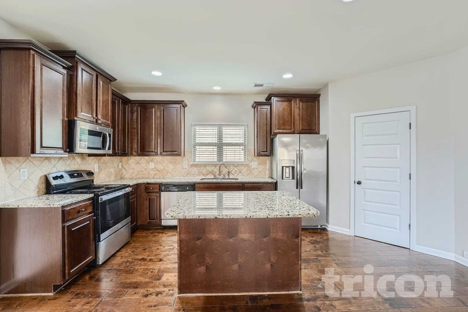 Building Photo - 744 Effendi Pl