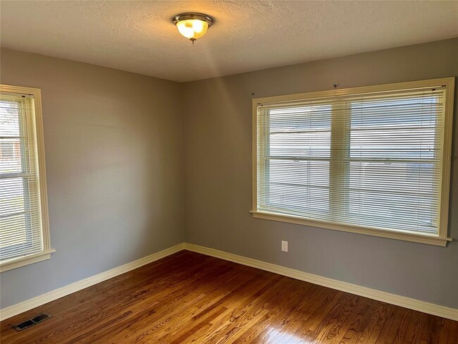 Building Photo - 1224 Westlawn Dr