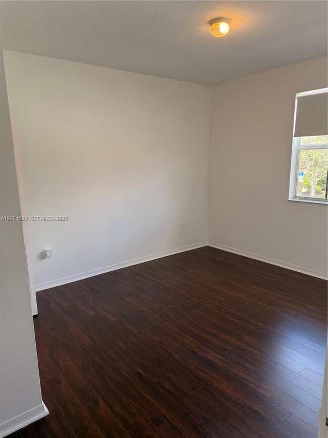 Building Photo - 906 SW 143rd Ave