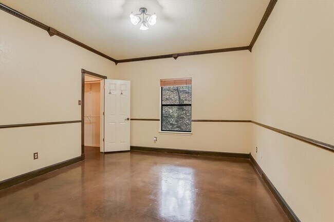 Building Photo - 4711 Spicewood Springs Rd