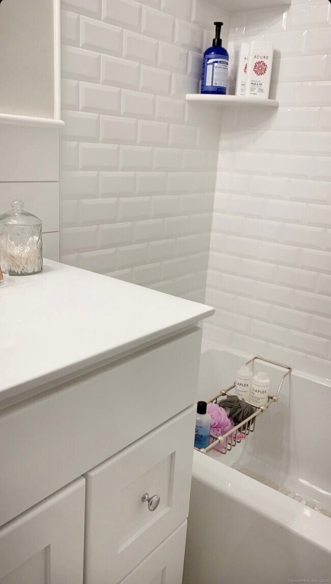 Building Photo - 10 Mead St