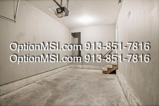 Building Photo - Townhome available in Piper schools