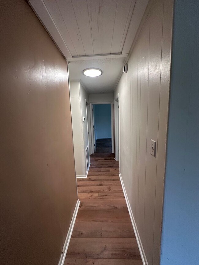 Building Photo - Three Bedroom House