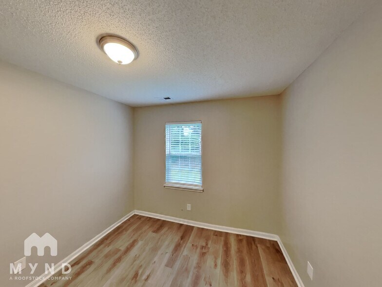 Building Photo - 219 Chattaroy Dr