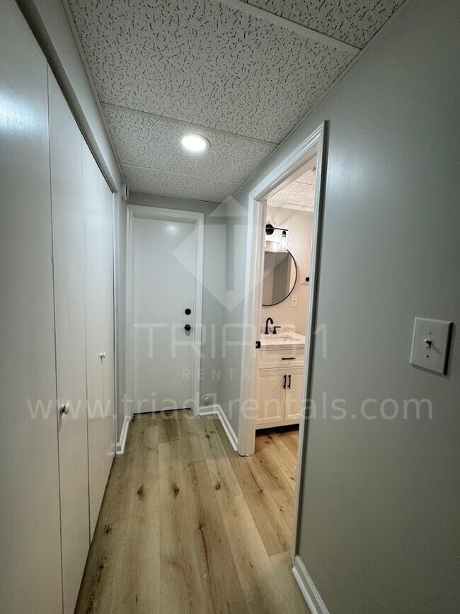Building Photo - 2205 Hathaway Dr