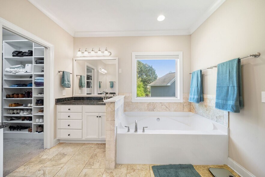 Building Photo - Spacious Home in Solamere Subdivision