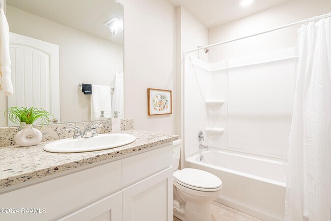 Building Photo - 407 Broussard Hl Dr