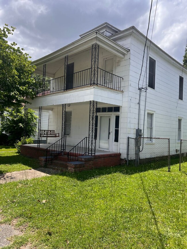 Building Photo - Four Bedroom One & Half Baths House