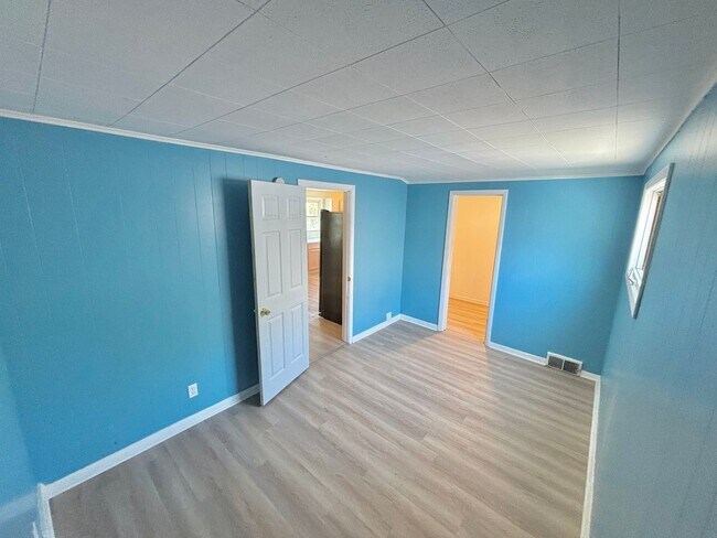 Building Photo - Spacious 5bd single family home | Off Street Parking | Updated kitchen