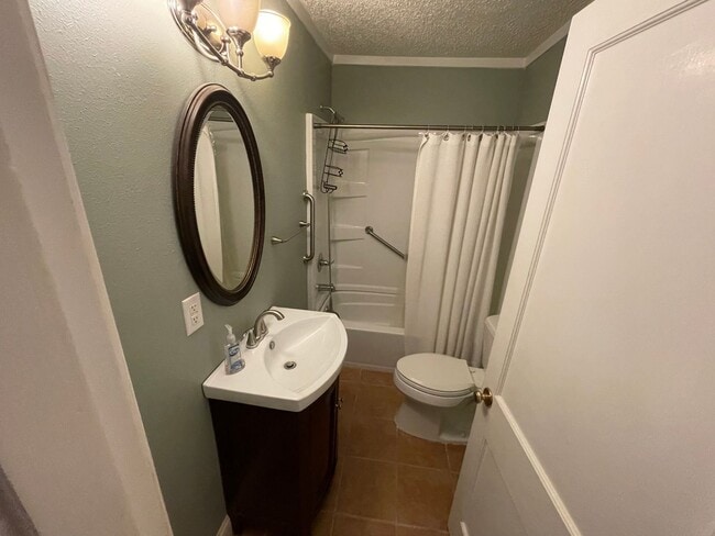 Building Photo - Broadmoor Home, 3 Beds, 2 Baths