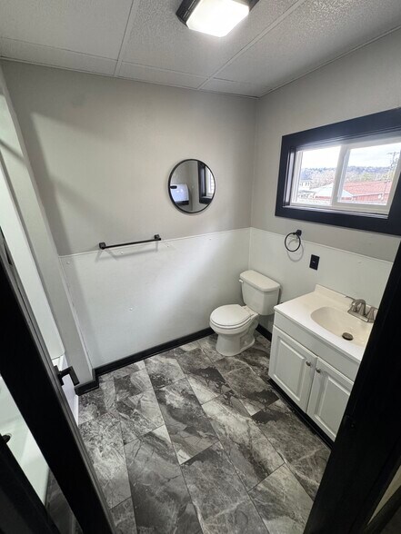 Building Photo - 1548 Island Ave