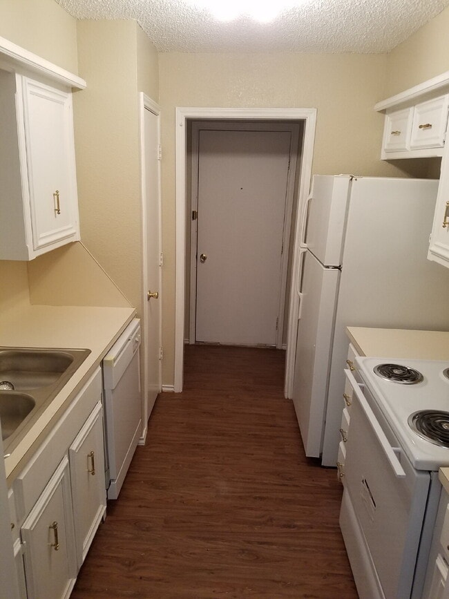Building Photo - Townhome Located In Shadow Hills Near Take-Out, Walmart & Minutes from W. Loop 289 Access!