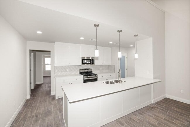 Building Photo - 7627 Woodford Ave