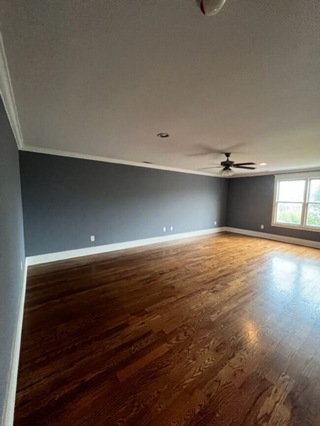 Building Photo - Spacious 3 Bed/2.5 Single Family Home in the Nations, Off Street Parking w Parking pad, Fenced Yard